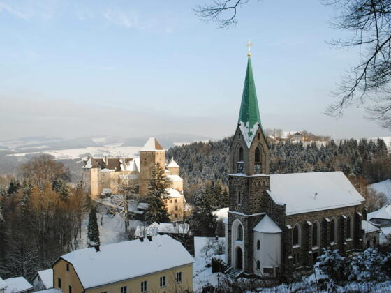 Pfarrkirche  und Burg Vichtenstein