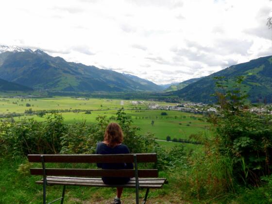 Bank mit Aussicht auf Salzachtal und Kitzsteinhorn