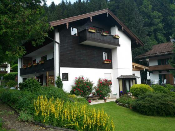 Die Ferienwohnung ist liebevoll im Landhausstil eingerichtet.