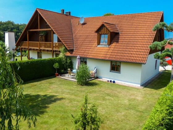 Hausansicht mit Garten