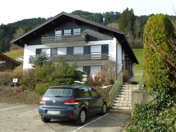 Das Haus liegt im Hochwiesweg Bolsterlang