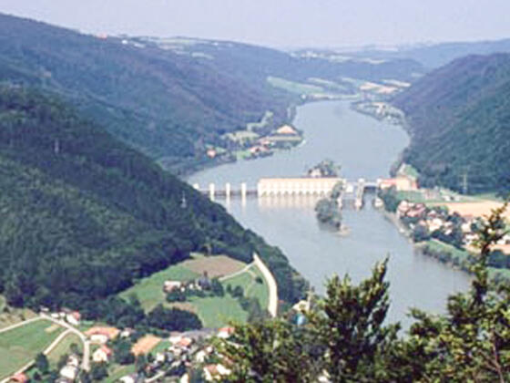 Oberes-Donau-und-Aschachtal_aufgestautes-oberes-Donautal-mit-Kraftwerk-Jochenstein_c-Grims-Franz_web