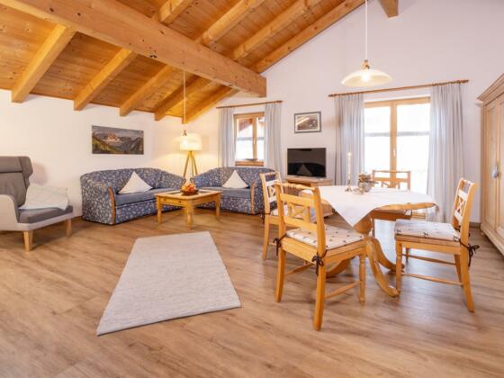 Wohnbereich mit Ausgang zum Westbalkon