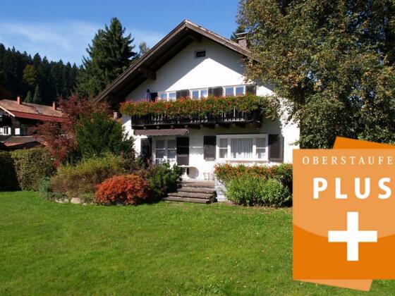 2020_Haus Evi_Außenansicht Sommer_m. Logo