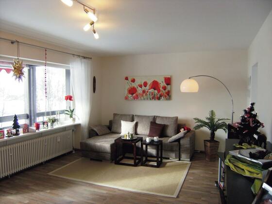 geräumiges Wohnzimmer mit TV-Flachbildschirm