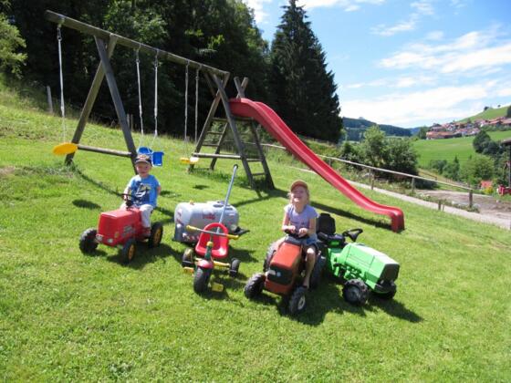 Kinder fahren mit den Trettraktor