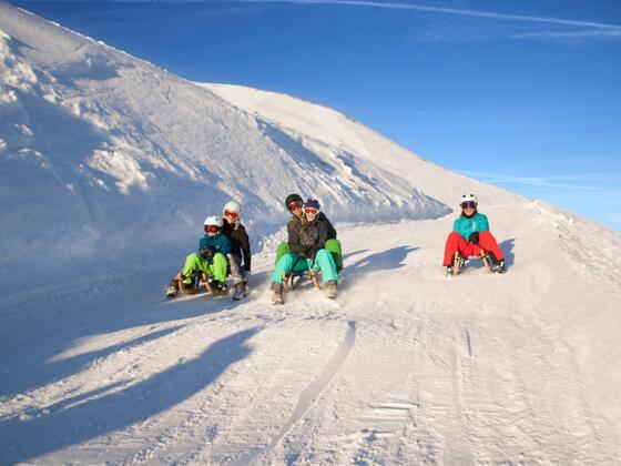 Rodeln auf der Rodelbahn in Richtung Zwischenzeit