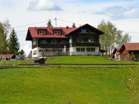 Das Haus vom Golplatz aus