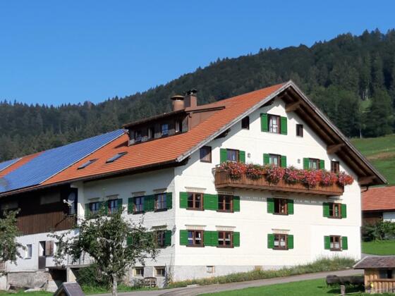 Bio Bergbauernhof Bentele mit Alpseeblick