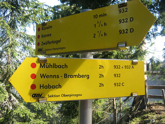 Wegweiser kurz vor der Karalm