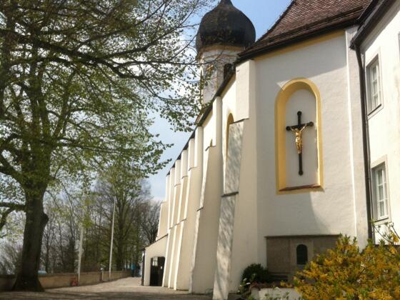 Wallfahrtskirche mit exponierter Lage auf dem Gipfel des Hohen Peißenbergs.