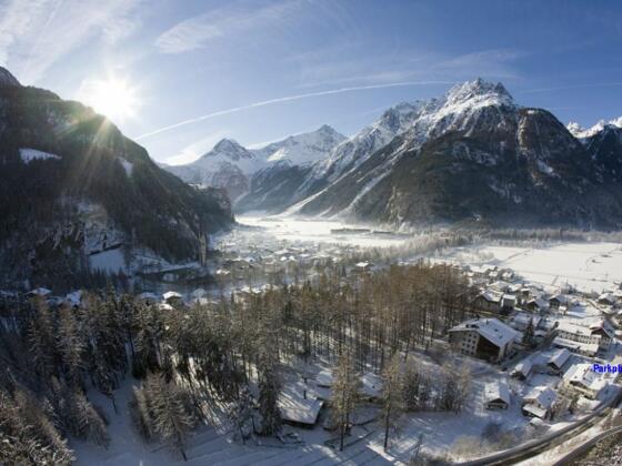 Blick über das Ötztal. Rechts in der Mitte der Parkplatz.