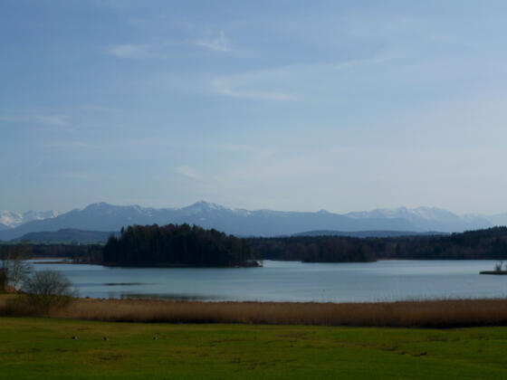Der Große Ostersee mit seinem Nordostufer vor der eindrucksvollen Alpenkette.