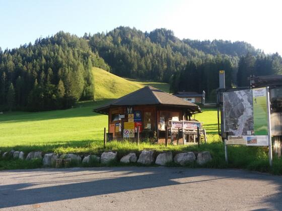 Aspaltierter großer Parkplatz am Liftgebäude zum Hausberg.