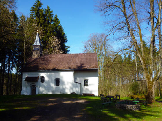 Die Pollingsrieder Kapelle liegt tief versteckt im Lauterbacher Wald.