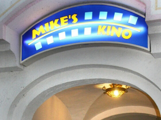 Schild über dem Eingangsbereich von Mike&#039;s Kino in Prien.