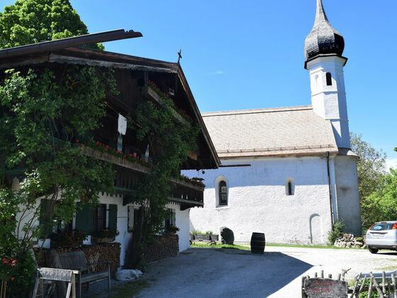 Kirche St. Jakobus neben der Mesnerstubn