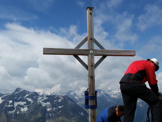 Am Gipfelkreuz des Gänskragens. Hintergrund Ötztaler Alpen.