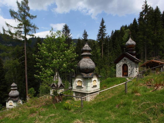Kreuzweg mit der Hubertuskapelle