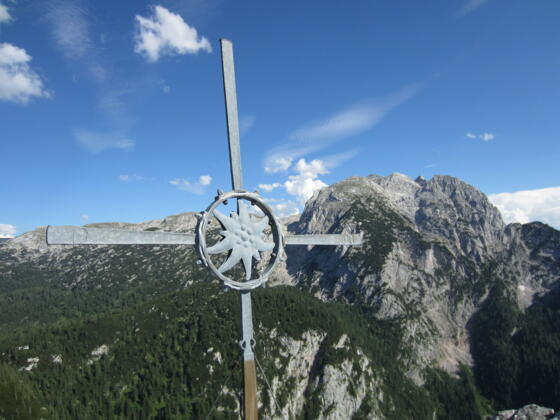 Gipfelkreuz Kleiner Bruder mit Häuselhorn im Hintergrund