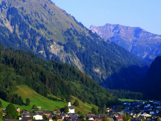 Schoppernau mit Üntschenspitze