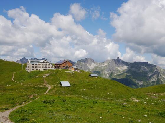 Die Rappenseehütte vor einer beeindruckenden Bergkulisse.