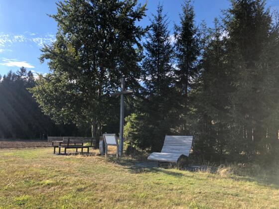 Feldkreuz bei Lippertsgrün mit Sitzgruppe und Liegebank