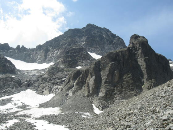 die Silhouette der Kirche im Hintergrund die Küchlspitze
