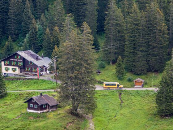 Bushaltestelle und Alpengasthof Rellstal