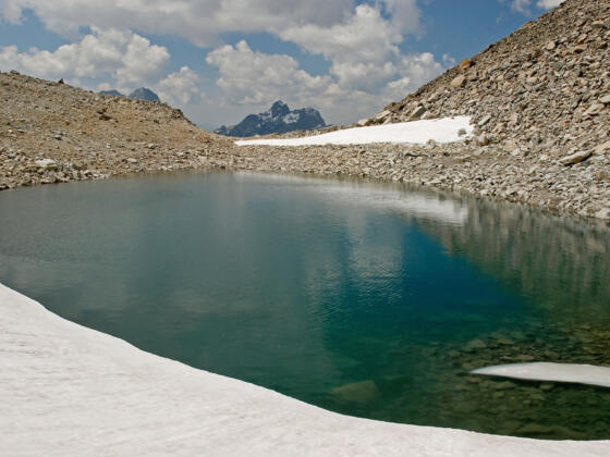 Gletschersee in der Mulde unter dem Gipfel der Hohen Geige