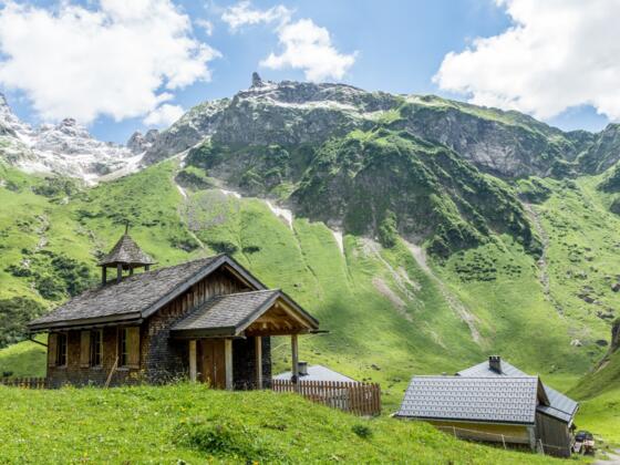 Blick auf Alpe Klesenza mit Kapelle