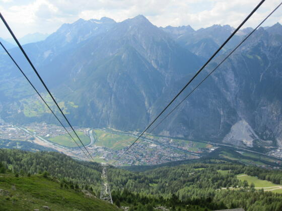 Blick auf Zams bei der Auffahrt mit der Venetbahn
