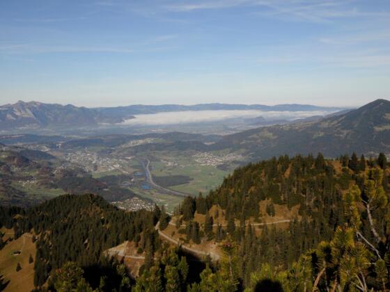 Im Anschluss an die Furklaalpe präsentiert sich ein wunderbarer Blick über den Walgau ins Rheintal