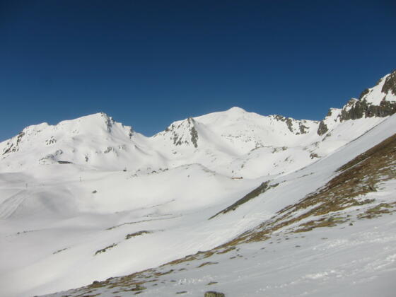 Pirchkogel (von Bergstation Hochalterbahn), links der Vordere Grieskogel 2666 m.