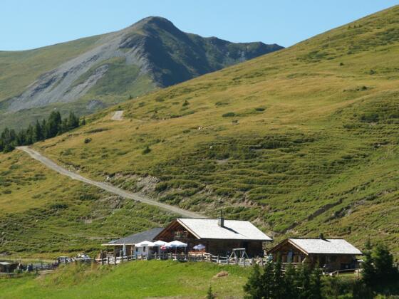 Hochsonnbergalm mit Blick auf den Gernkogel