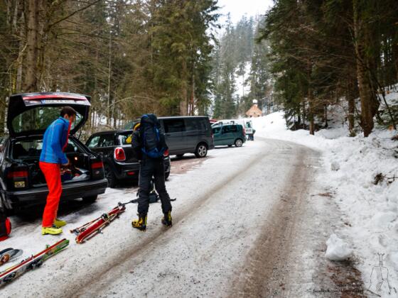 Parkplatz mit Kapelle im engen Tal