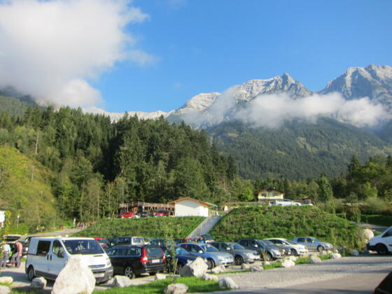 Parkplatz Halltal, Eingang Alpenpark Karwendel. Im Hintergrund Großer Bettelwurf und Hohe Fürleg (rechts).