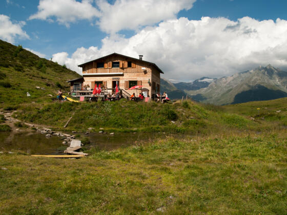 Bergerseehütte mit der Venedigergruppe im Hintergrund