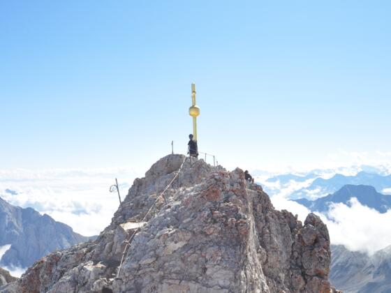 Das Ziel vieler Bergsteiger: Das markante Gipfelkreuz der Zugspitze