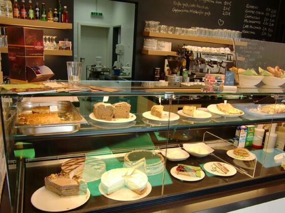 Die Kuchentheke im Hofcafe Donebauer, © Anja Linner