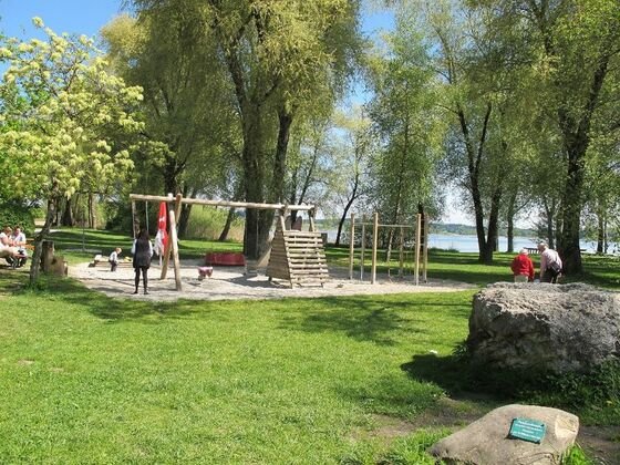 Steinlehrpfad an der Prien in Rimsting.