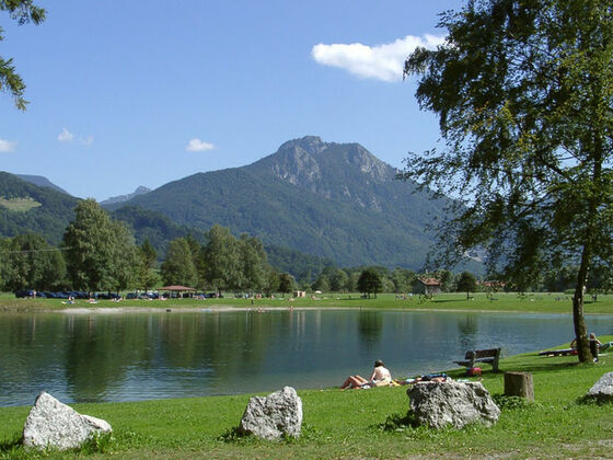 Neubeurer See mit Blick auf den Heuberg.