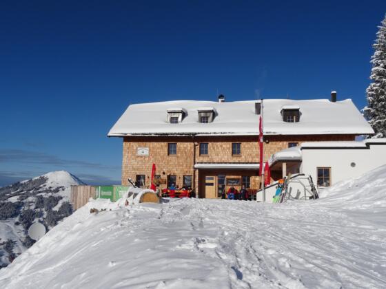 mit den Ski direkt auf die Sonnenterrasse