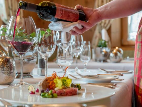 Böglerhof Wein einschenken