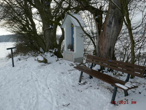Schöneberg Gedenkkreuz mit Rastbank