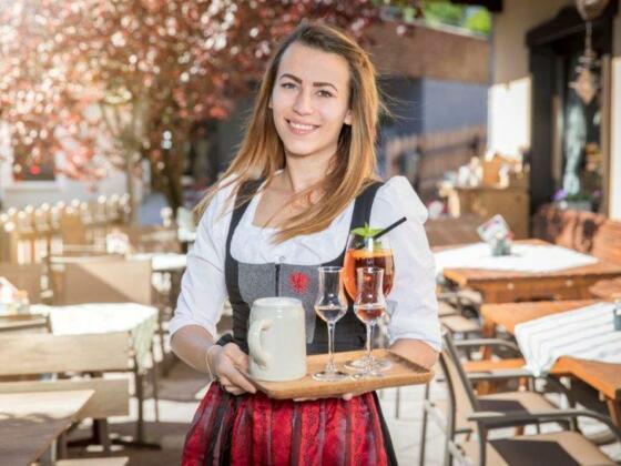 Kellnerin im Gastgarten Restaurant Dorfwirt