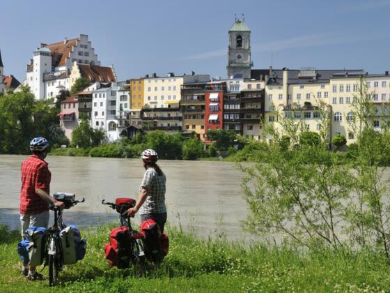 Radler vor Wasserburg am Inn
