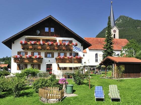 unser Haus mit Garten im Sommer