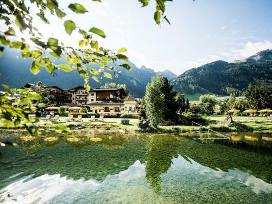 Hotel Aussenansicht mit Badeteich