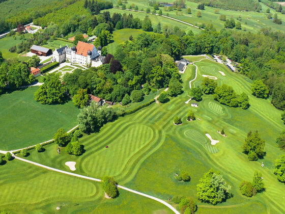 Golfclub Schloss Maxlrain aus der Vogelperspektive.